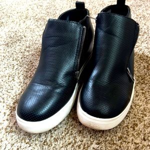 Black ankle top shoes